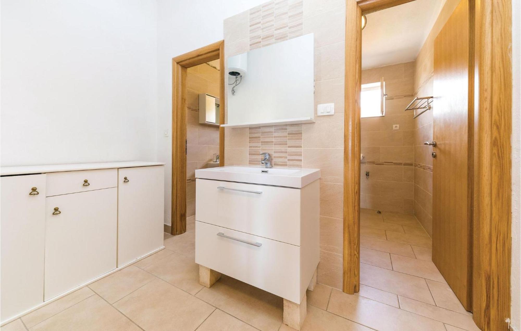 3 Bedroom Nice Apartment In Сегет-Враница Экстерьер фото
